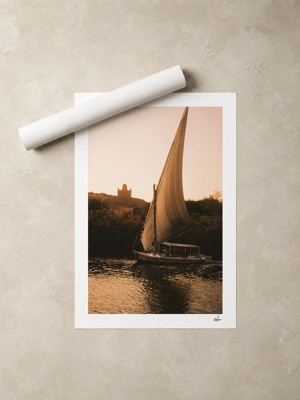 Tirage d'Art Voyage Égypte — Felouque & Mausolée à Assouan | Photographie Argentique | Décoration Nil